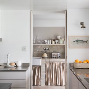 Retro detalj koji se vraća u kuhinje: Zavjesice umjesto ormarića