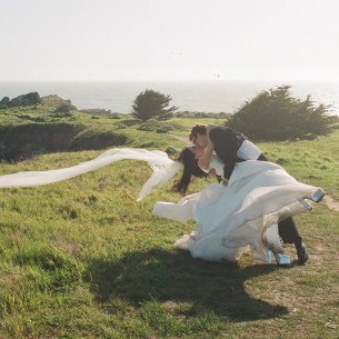 Romantično vjenčanje: Par proslavio ljubav bacajući kamenčiće u more