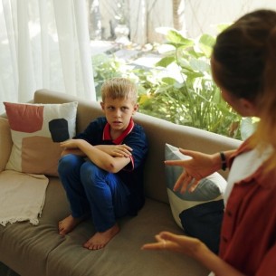 Kako reagovati kada dijete nije iskreno – stručni savjeti za roditelje