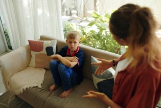 Kako reagovati kada dijete nije iskreno – stručni savjeti za roditelje