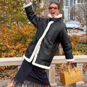 Kako stilizirati suknju s resama i izgledati chic u svakoj prilici?