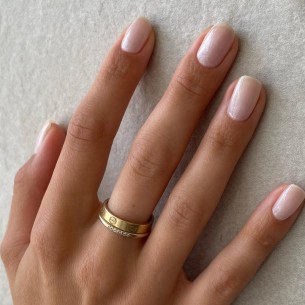 Ovo su najpoželjniji minimalistički tonovi za nokte ove godine