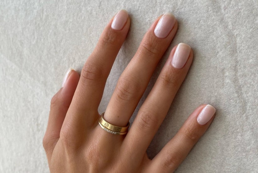 Ovo su najpoželjniji minimalistički tonovi za nokte ove godine