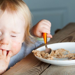 Prvi pribor za jelo: Kako i kada ga uvesti u dječiju rutinu