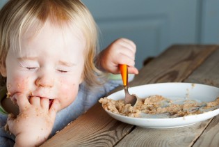 Prvi pribor za jelo: Kako i kada ga uvesti u dječiju rutinu