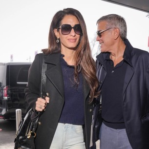 Amal još jednom dokazala da je aerodrom njena modna pista – u stilu Victorije Beckham