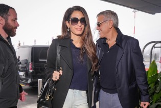 Amal još jednom dokazala da je aerodrom njena modna pista – u stilu Victorije Beckham