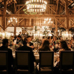 Sjećate se rustikalnih vjenčanja iz 2016? U 2026. se vraćaju – ali u potpuno novom izdanju