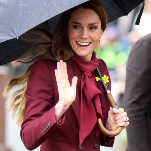 Kate Middleton prkosi kiši i trendovima – ponovo u već viđenoj kombinaciji