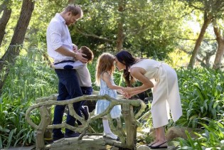 Mala Lilibet u zagrljaju oca: Meghan Markle objavila intimnu fotografiju