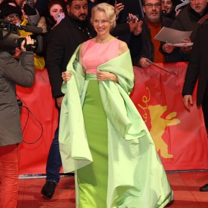 Dašak proljeća na crvenom tepihu: Pamela Anderson u pastelnim tonovima