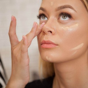 Svjež pogled bez traga umora: Trikovi za pravilno nanošenje korektora