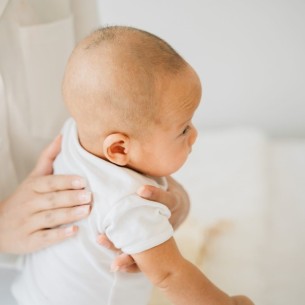 Štucanje kod novorođenčadi: Normalna pojava ili razlog za brigu?