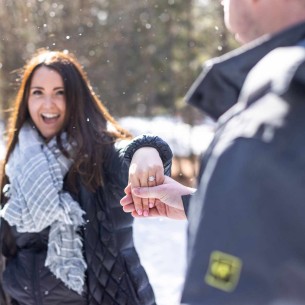 Najljepše poze za zaručničke fotografije u zimskom ambijentu