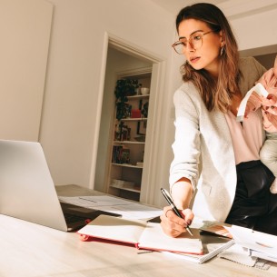 Kad društvo traži maksimum, a dan ima samo 24 sata: Teret koji nosi svaka zaposlena mama