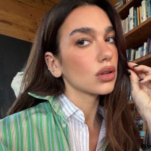 Prugasta košulja ponovo u trendu, ali u neočekivanoj dvostrukoj verziji