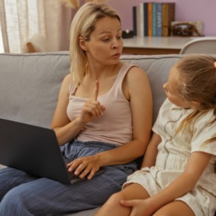 Odrastanje uz stroge standarde: Kako perfekcionizam roditelja utiče na dijete