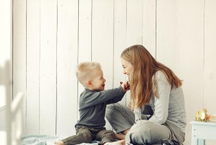 Pet stvari koje roditelji rade iz dobre namjere, a štete djeci