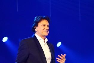 Pogledajte kako je bilo na koncertu Zdravka Čolića u Sarajevu