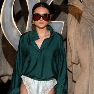 Bez pantalona na Pariškoj sedmici mode: Charlotte Lawrence u izazovnom stajlingu