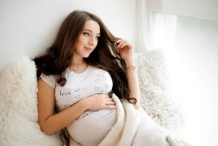 Sigurno farbanje kose tokom trudnoće – vodič za buduće mame