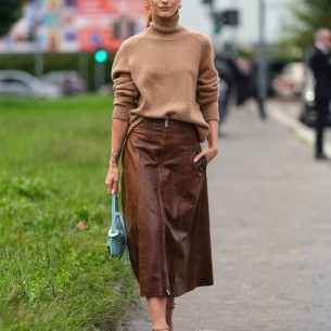 Kako nositi smeđu suknju ove sezone – ideje za casual i poslovni look