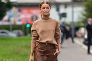 Kako nositi smeđu suknju ove sezone – ideje za casual i poslovni look