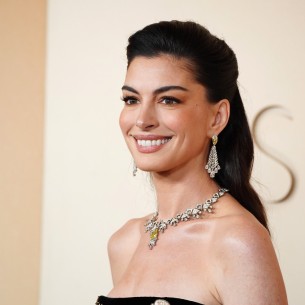 Tajna zategnutog lica Anne Hathaway? Jednostavan trik s kosom