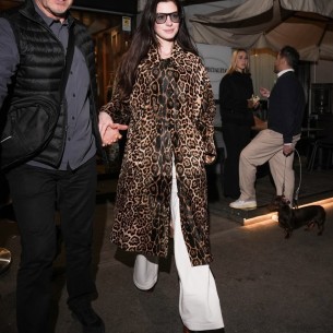 Anne Hathaway vraća stil Andy Sachs: Detalji koji čine razliku