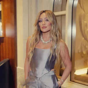 Kako postići glamurozne, voluminozne talase poput Hilary Duff?