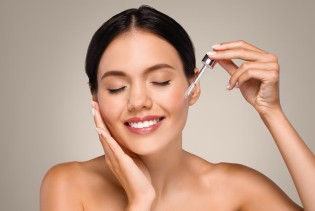 Ulje šipka za lice: Kako pomaže kod bora, suhe kože i hiperpigmentacije