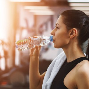 Da li pijenje tople vode zaista doprinosi mršavljenju?