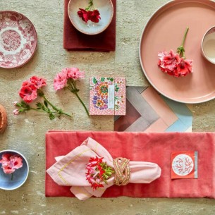 Dekoracija stola i doma uz cvjetne pelargonije