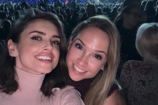 Amra Džeko i Vesna Kolarov zajedno na koncertu Zdravka Čolića