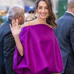 Amal Clooney zablistala u New Yorku u haljini s modne piste