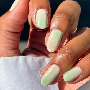 Inspiracija iz čaja: Nokti u matcha tonovima