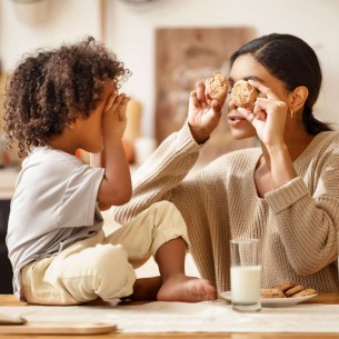 Novi roditeljski trend osvaja mreže: Šta zapravo znači biti “90s butter mom”?