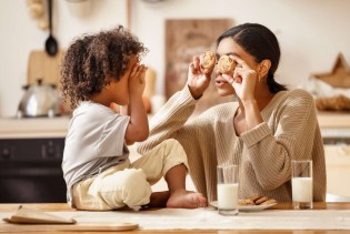 Novi roditeljski trend osvaja mreže: Šta zapravo znači biti “90s butter mom”?