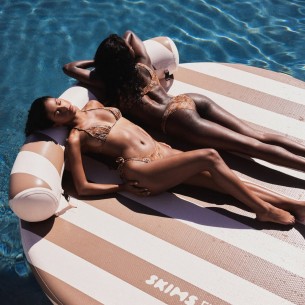 Od bazena do Instagrama: Nova kolekcija madraca za plažu koju potpisuje Kim Kardashian