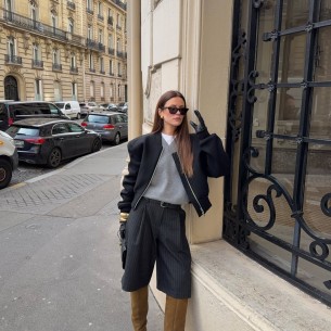 Bermude i čizme: Neočekivani modni duo koji dominira proljećem