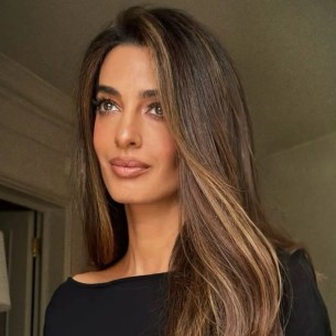 Amal Clooney isprobala najpoželjniji beauty trend proljeća: Zamagljene usne u fokusu