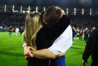 Ljubav i ponos: Supruga Ermedina Demirovića obilježila historijski uspjeh Zmajeva