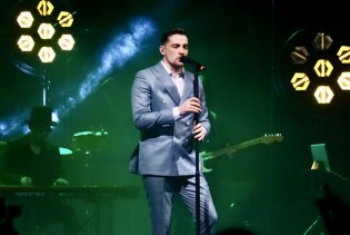 Emotivna noć u BKC-u: Mirza Selimović održao sjajan koncert
