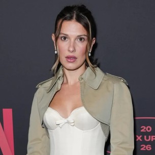 Trend iz 2000-ih se vraća? Millie Bobby Brown ponovo nosi bolero