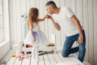 Evo zašto je odnos između oca i kćerke toliko važan