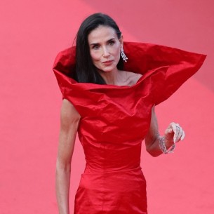 Demi Moore ponovo ukrala pažnju u Cannesu, ovoga puta u vatreno crvenoj haljini