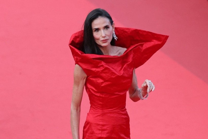 Demi Moore ponovo ukrala pažnju u Cannesu, ovoga puta u vatreno crvenoj haljini