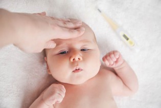 Roditelji često paniče bez razloga: Evo zašto je bebina glava topla