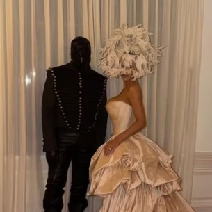 Kanye West maskiran, Bianca Censori u izazovnom izdanju na proslavi u Versaillesu