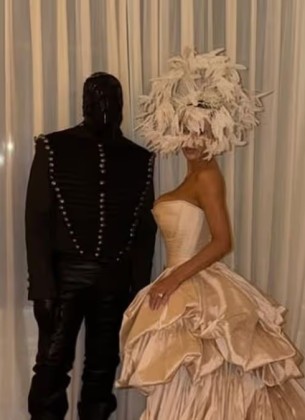 Kanye West maskiran, Bianca Censori u izazovnom izdanju na proslavi u Versaillesu